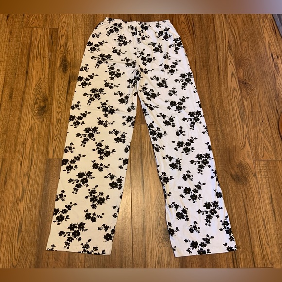 NEW Laura Floral Black & White 2-Piece Pyjama Set - Picture 4 of 6